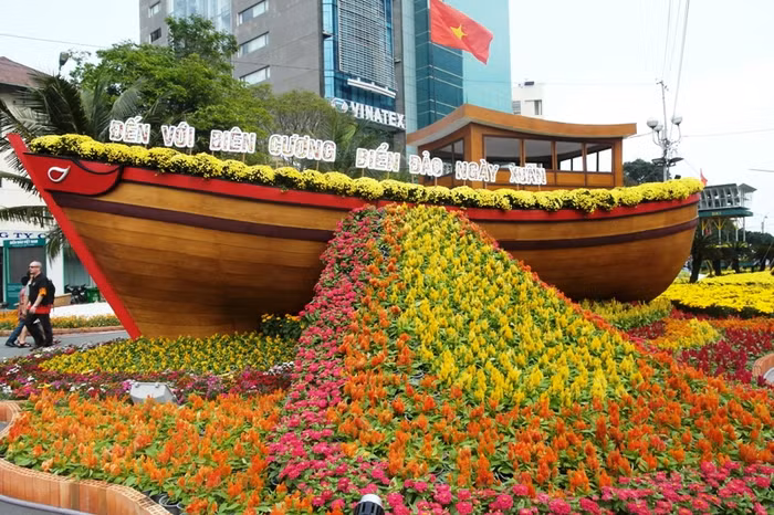 Khu vực "biển, đảo" - Nét mới lạ của vườn hoa năm nay. Chiếc thuyền hoa với dòng chữ: "Đến với biển đảo ngày xuân", nhắc nhở người thành phố hướng về Trường Sa, Hoàng Sa thiêng liêng của tổ quốc.