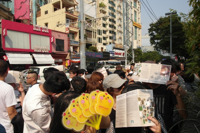 Khách dùng mọi phương tiện để che chắn cái nắng gay gắt của Sài thành. Khách dùng mọi phương tiện để che chắn cái nắng gay gắt của Sài thành.