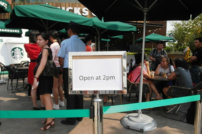 Chính thức bán hàng từ 14 giờ nhưng có khách hàng đứng chờ đến 15 giờ mà vẫn phải xếp hàng, chưa vào được bên trong. Chính thức bán hàng từ 14 giờ nhưng có khách hàng đứng chờ đến 15 giờ mà vẫn phải xếp hàng, chưa vào được bên trong.