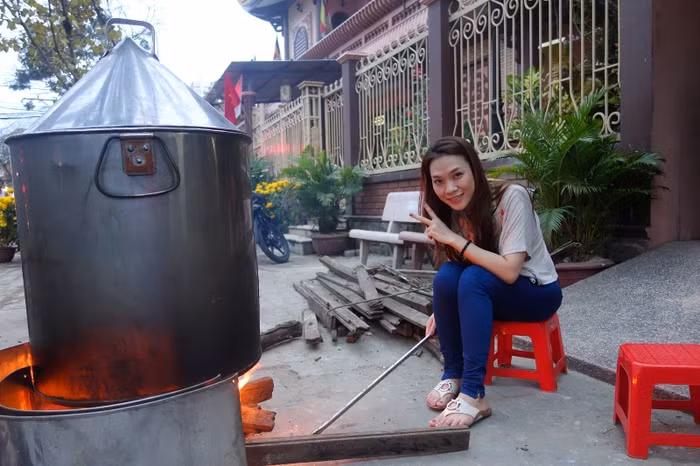 Dáng cô nàng rất trẻ trung, xì-tin.