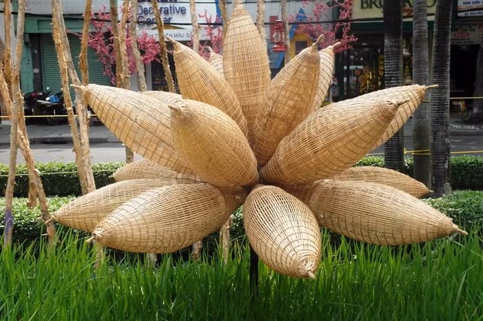 Những cái lờ, dụng cụ bắt cá của người dân quê được sắp xếp, cách điệu thành một nụ hoa.