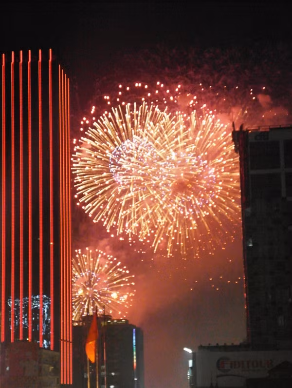 Pháo hoa càng lúc càng rực rỡ hơn.