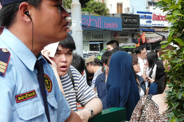 Vị khách trẻ này lộ vẻ chán chường trước anh bảo vệ cao to, chờ đến lượt vào bên trong thưởng thức cà phê. Vị khách trẻ này lộ vẻ chán chường trước anh bảo vệ cao to, chờ đến lượt vào bên trong thưởng thức cà phê.