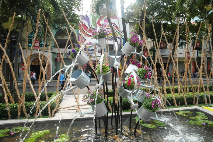 Thùng vòi sen dùng để tưới rẫy róc rách nước. Thùng vòi sen dùng để tưới rẫy róc rách nước.