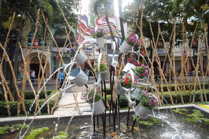 Thùng vòi sen dùng để tưới rẫy róc rách nước.