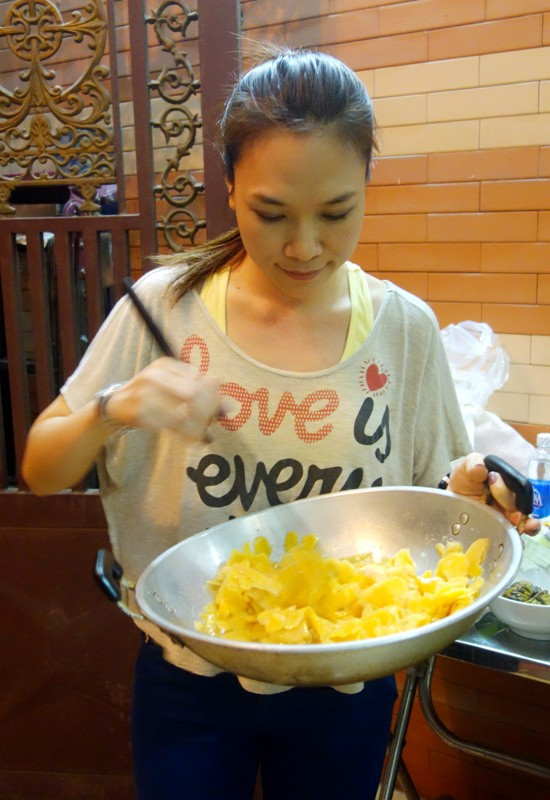 Nhiều người tưởng Mỹ Tâm chỉ biết hát, vụng về trong chuyện bếp núc nhưng trong những ngày cận tết, cô đã chứng tỏ khả bếp núc của mình. Nhiều người tưởng Mỹ Tâm chỉ biết hát, vụng về trong chuyện bếp núc nhưng trong những ngày cận tết, cô đã chứng tỏ khả bếp núc của mình.