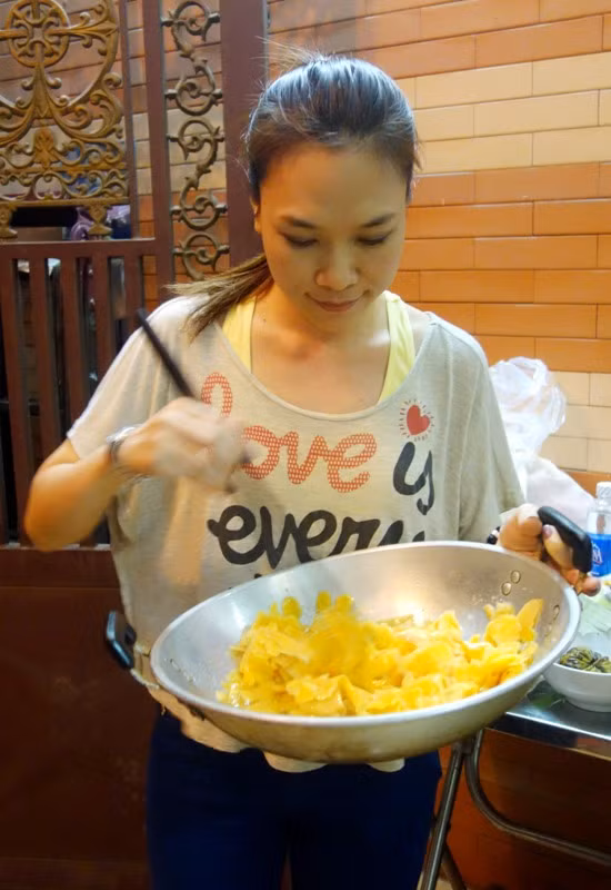 Nhiều người tưởng Mỹ Tâm chỉ biết hát, vụng về trong chuyện bếp núc nhưng trong những ngày cận tết, cô đã chứng tỏ khả bếp núc của mình.