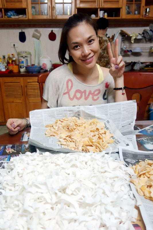 Thành quả lao động của cô ca sĩ xinh đẹp. Thành quả lao động của cô ca sĩ xinh đẹp.