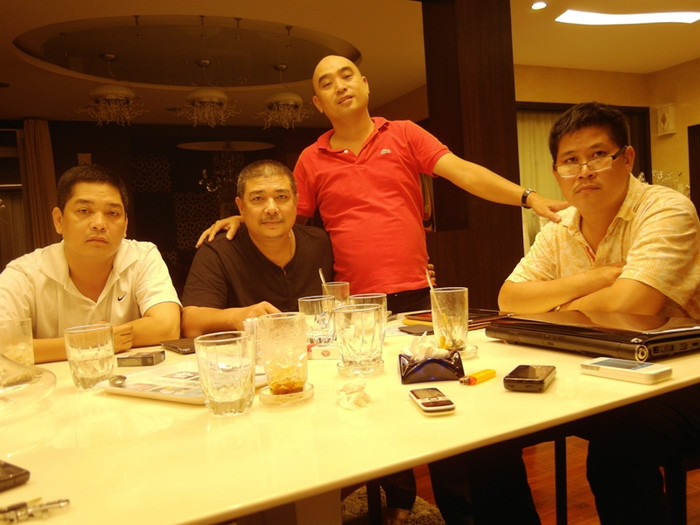 Diễn viên, đạo diễn Lê Tuấn Anh (áo đen) và những người bạn luôn kề cận, khi "ông bầu" Phước Sang gặp khó khăn. Diễn viên, đạo diễn Lê Tuấn Anh (áo đen) và những người bạn luôn kề cận, khi "ông bầu" Phước Sang gặp khó khăn.