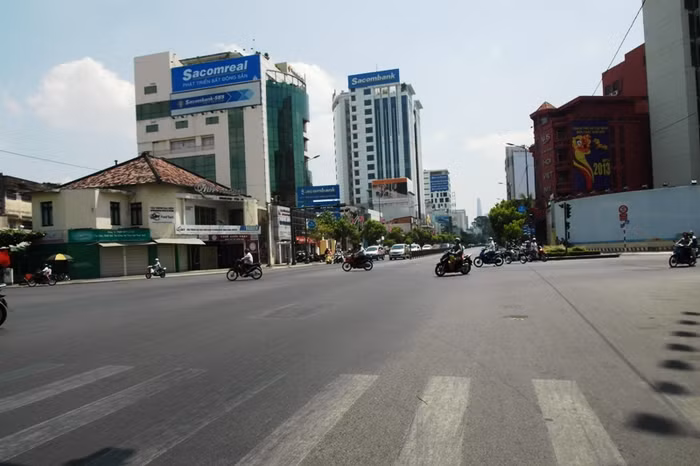 Ngã 4 Lý Chính Thắng _ Nam Kỳ Khởi Nghĩa ngày thường hay kẹt xe, hôm nay trở nên rộng thênh thang. Ngã 4 Lý Chính Thắng _ Nam Kỳ Khởi Nghĩa ngày thường hay kẹt xe, hôm nay trở nên rộng thênh thang.