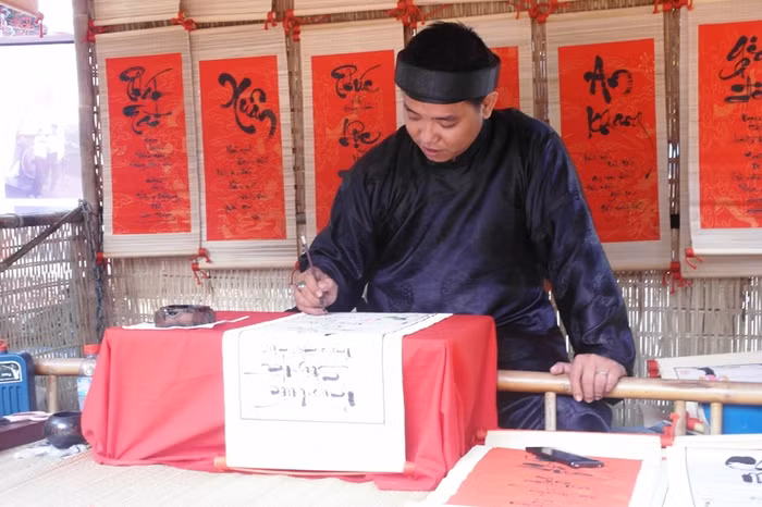 Ông đồ...trẻ ngồi trên chõng tre, "rồng bay, phượng múa" tặng chữ trong ngày xuân.