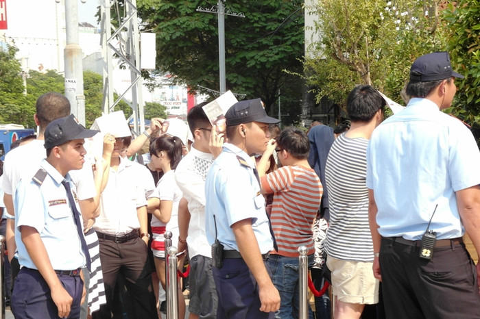 "Căng thẳng" nhất là hàng bảo vệ dày đặc, đứng cản đường đám đông. "Căng thẳng" nhất là hàng bảo vệ dày đặc, đứng cản đường đám đông.