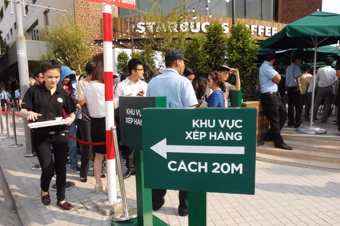 Một lúc sau, khu vực xếp hàng còn có thêm vài tấm bảng nhắc nhở: "Khu vực xếp hàng cách 20 mét". Thực sự không biết cà phê Starbuck có hương vị đặc biệt thế nào nhưng với kiểu đối xử với khách hàng thế này ngay trong ngày khai trương, chắc chắn các thượng đế sẽ rất... oải!