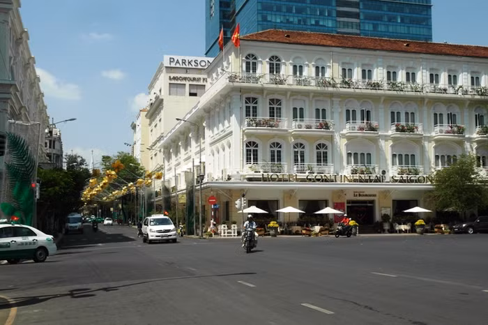 Con đường Đồng Khởi (Quận 1) thường ngày tấp nập xe cộ, hôm nay vắng lặng lạ thường. Con đường Đồng Khởi (Quận 1) thường ngày tấp nập xe cộ, hôm nay vắng lặng lạ thường.