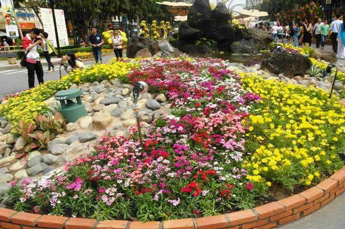 Nhiều người dân Sài Gòn sau khi dạo vườn hoa, cho rằng ý tưởng thiết kế đường hoa không có gì mới so với mọi năm. Nhiều người dân Sài Gòn sau khi dạo vườn hoa, cho rằng ý tưởng thiết kế đường hoa không có gì mới so với mọi năm.