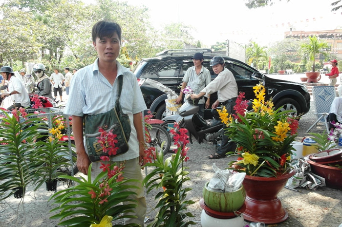Anh Chiến đứng trước những chậu lan "ế" nói: "Tui đang chuẩn bị dọn dẹp, về Long An cúng ông bà. Bán buôn chán quá, thưa thớt người mua quá". Cách đây vài ngày, một chậu lan thế này có giá khoảng 300 ngàn, chỉ còn vài tiếng đồng hồ nữa là giao thừa, anh Chiến "cắn răng" giảm giá xuống còn 150 ngàn, hy vọng có người mua. Anh Chiến đứng trước những chậu lan "ế" nói: "Tui đang chuẩn bị dọn dẹp, về Long An cúng ông bà. Bán buôn chán quá, thưa thớt người mua quá". Cách đây vài ngày, một chậu lan thế này có giá khoảng 300 ngàn, chỉ còn vài tiếng đồng hồ nữa là giao thừa, anh Chiến "cắn răng" giảm giá xuống còn 150 ngàn, hy vọng có người mua.