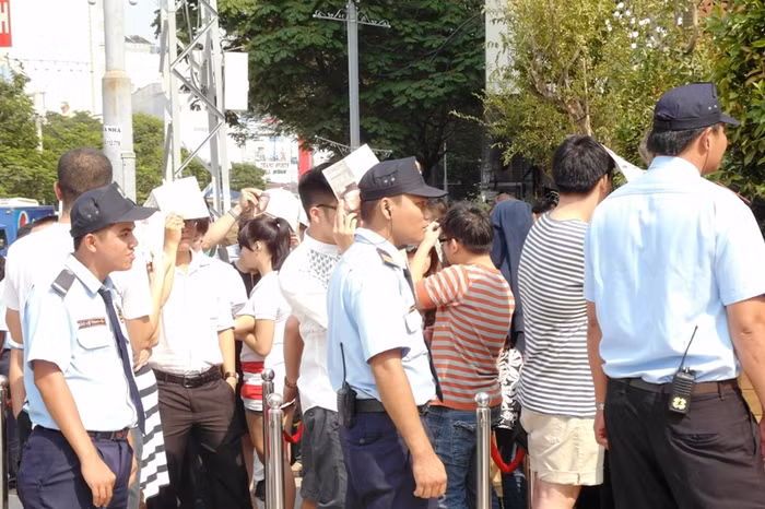 "Căng thẳng" nhất là hàng bảo vệ dày đặc, đứng cản đường đám đông.