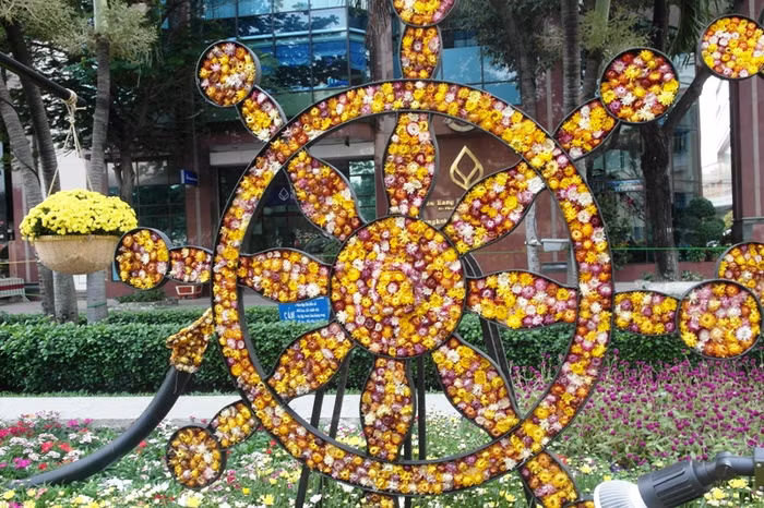 Một chiếc bánh lái con tàu được kết bằng hoa khô.