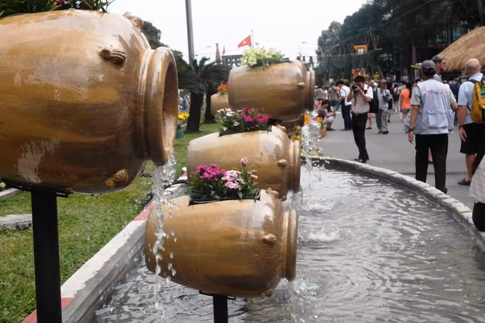 Róc rách tiếng nước chảy, đổ xuống từ những chiếc lu.