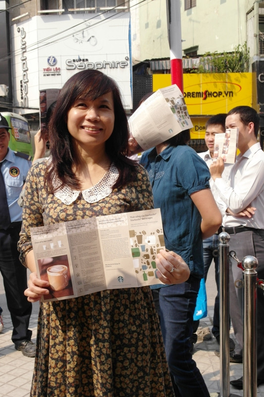 Chị Châu, nhân viên Ngân hàng Á Châu - ACB nói: "Tôi muốn đi uống cà phê để thư giãn nhưng phải xếp hàng dưới trời nắng gắt, đứng trước hàng rào bảo vệ không mấy thân thiện thế này, tôi quá thất vọng và quá... căng thẳng. Ngày khai trương mà Starbucks đối xử với khách hàng thế này là không ổn. Kiểu này, tôi không biết thời gian tới họ có cạnh tranh nổi với Trung Nguyên, Highlands hay không". Chị Châu, nhân viên Ngân hàng Á Châu - ACB nói: "Tôi muốn đi uống cà phê để thư giãn nhưng phải xếp hàng dưới trời nắng gắt, đứng trước hàng rào bảo vệ không mấy thân thiện thế này, tôi quá thất vọng và quá... căng thẳng. Ngày khai trương mà Starbucks đối xử với khách hàng thế này là không ổn. Kiểu này, tôi không biết thời gian tới họ có cạnh tranh nổi với Trung Nguyên, Highlands hay không".