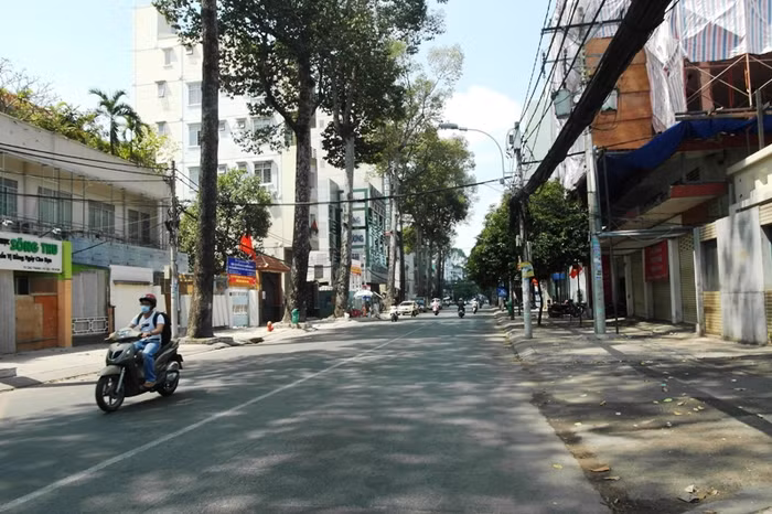 Đường Cao Thắng (Quận 3) "đìu hiu" trong thời khắc cuối cùng của năm cũ. Đường Cao Thắng (Quận 3) "đìu hiu" trong thời khắc cuối cùng của năm cũ.