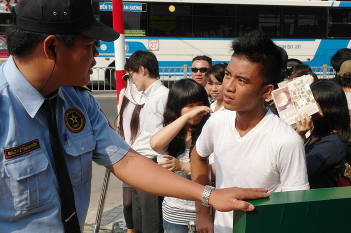 Bảo vệ đang nhắc nhở vị khách này đứng đúng vị trí. Vị khách nước ngoài này tỏ vẻ mệt mỏi. Ông đã đứng xếp hàng rất lâu. Bảo vệ đang nhắc nhở vị khách này đứng đúng vị trí. Vị khách nước ngoài này tỏ vẻ mệt mỏi. Ông đã đứng xếp hàng rất lâu.