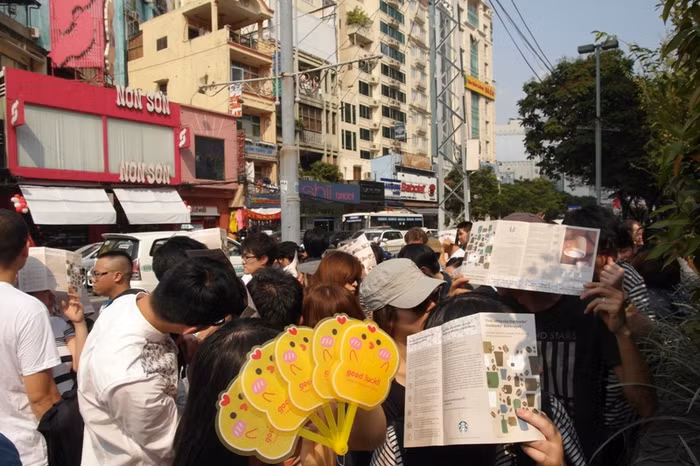 Khách dùng mọi phương tiện để che chắn cái nắng gay gắt của Sài thành.