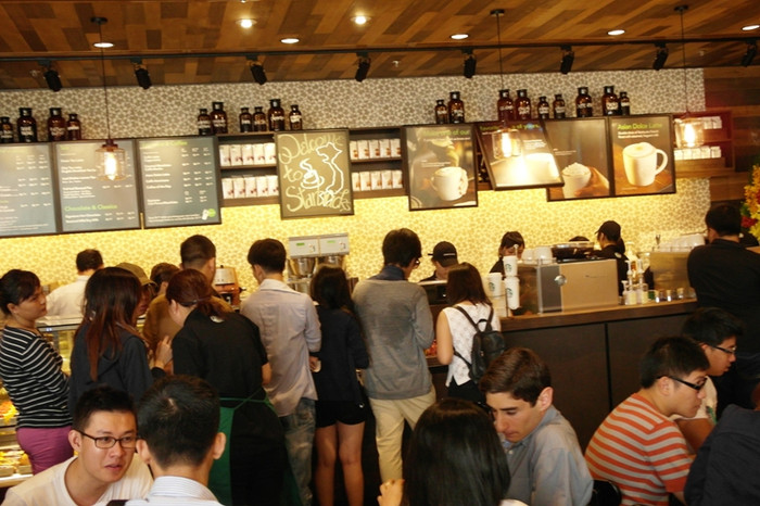 Những vị khách "may mắn" vào được bên trong uống cà phê. Khung cảnh thật lộn xộn, thiếu mất không gian lãng mạn đúng với "gu" thưởng thức cà phê của người Sài Gòn. Những vị khách "may mắn" vào được bên trong uống cà phê. Khung cảnh thật lộn xộn, thiếu mất không gian lãng mạn đúng với "gu" thưởng thức cà phê của người Sài Gòn.