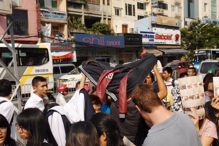 Các "thượng đế" của cà phê Starbucks phải dùng áo khoác để che nắng.