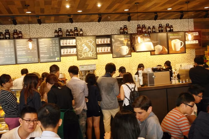 Những vị khách "may mắn" vào được bên trong uống cà phê. Khung cảnh thật lộn xộn, thiếu mất không gian lãng mạn đúng với "gu" thưởng thức cà phê của người Sài Gòn.