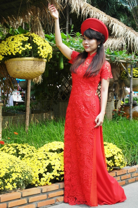 Thiếu nữ làm dáng bên khung cảnh thơ mộng, thanh bình của miền quê thơ mộng. Thiếu nữ làm dáng bên khung cảnh thơ mộng, thanh bình của miền quê thơ mộng.