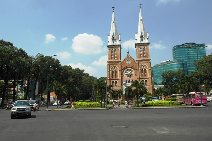 Quang cảnh vắng hoe trước nhà thờ Đức Bà. Quang cảnh vắng hoe trước nhà thờ Đức Bà.