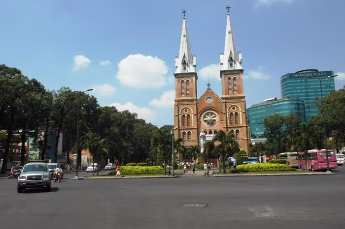 Quang cảnh vắng hoe trước nhà thờ Đức Bà. Quang cảnh vắng hoe trước nhà thờ Đức Bà.