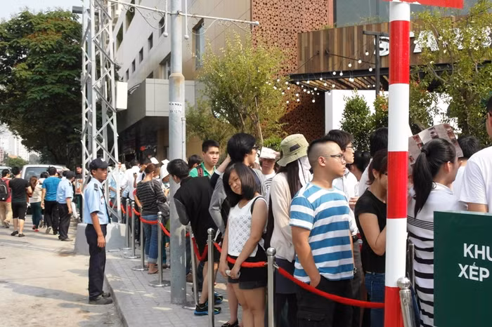 Bảo vệ vòng ra phía sau nhắc nhở mọi người.