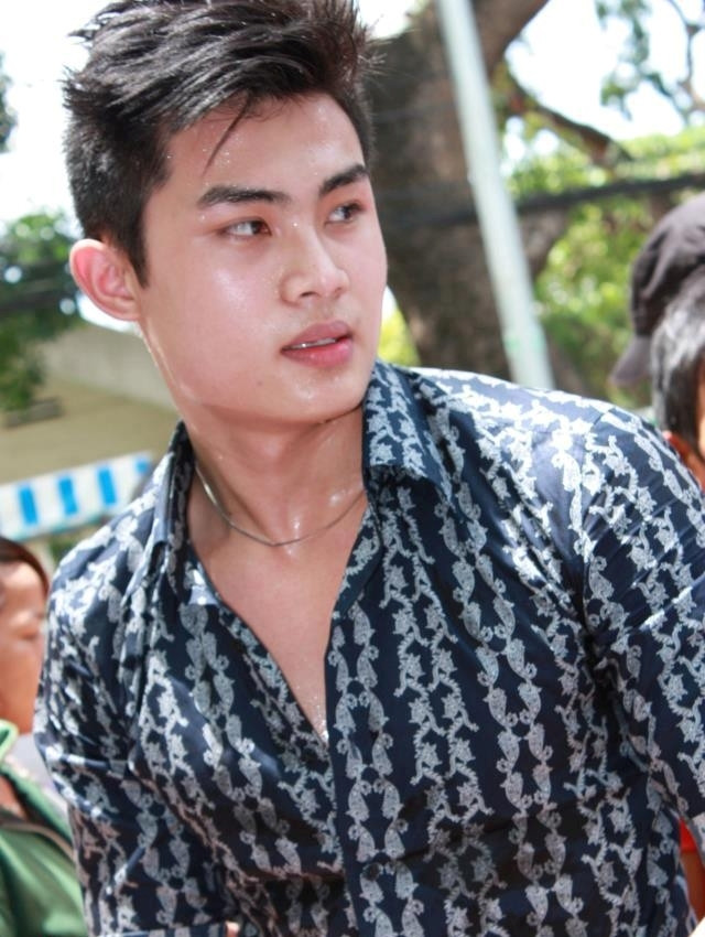 Siêu mẫu Lương Công Tuấn đầm đìa mồ hôi trong một chuyến từ thiện giúp đỡ những mảnh đời bất hạnh.