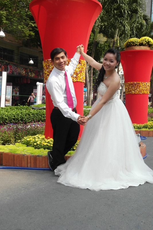 Mùa xuân của đất trời - Mùa xuân của đôi bạn trẻ tại đường hoa Nguyễn Huệ. Mùa xuân của đất trời - Mùa xuân của đôi bạn trẻ tại đường hoa Nguyễn Huệ.