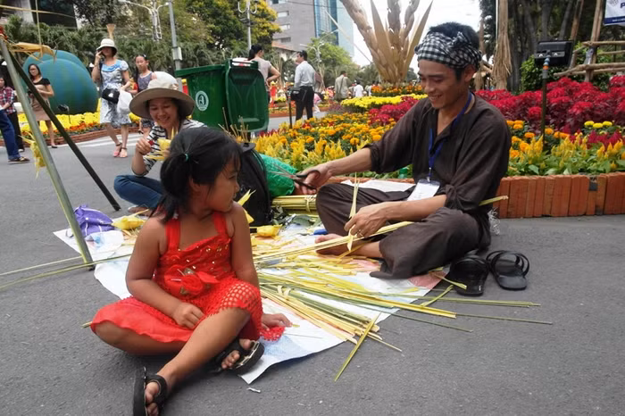 "Cái chong chóng của con xong chưa hả chú?"