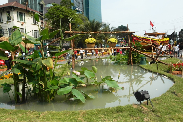 Chiếc cầu khỉ bắt ngang đôi bờ kênh. Chiếc cầu khỉ bắt ngang đôi bờ kênh.