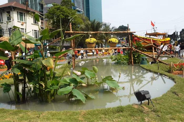 Chiếc cầu khỉ bắt ngang đôi bờ kênh.