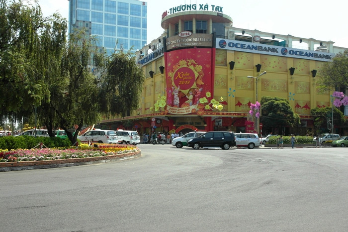 Khu vực trước thương xá Tax nằm giữa trung tâm thành phố rất ít người, xe. Khu vực trước thương xá Tax nằm giữa trung tâm thành phố rất ít người, xe.