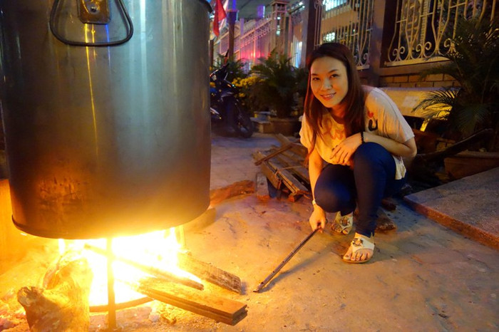 Nồi bánh tét nấu từ xế chiều, cho đến khi màn đêm buông xuống.... Nồi bánh tét nấu từ xế chiều, cho đến khi màn đêm buông xuống....