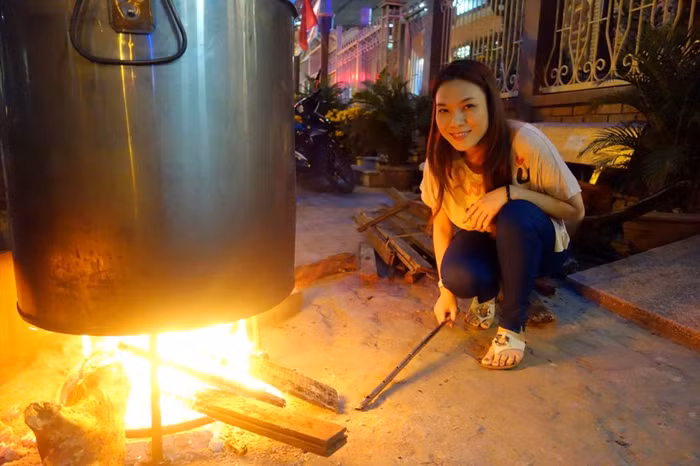 Nồi bánh tét nấu từ xế chiều, cho đến khi màn đêm buông xuống....