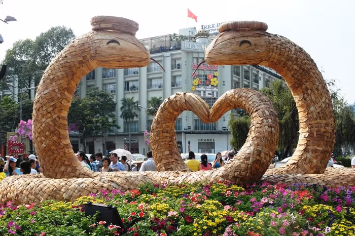 Con rắn làm bằng sợi bố nằm ngay cổng chính vào đường hoa.