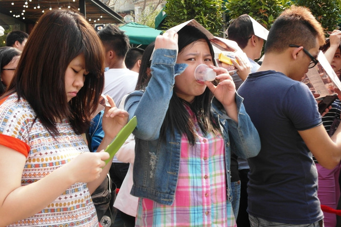 Bạn gái này nói: "Hương vị cà phê cũng bình thường, có phần hơi nhạt". Bạn gái này nói: "Hương vị cà phê cũng bình thường, có phần hơi nhạt".