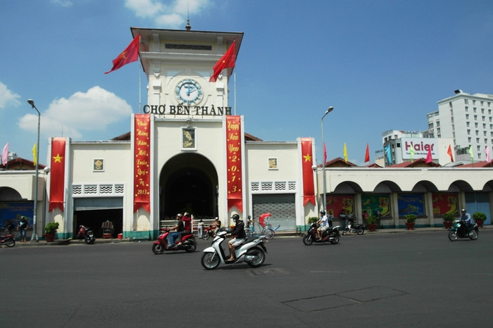 Khu vực trước chợ Bến Thành, biểu tượng của TP.HCM thưa thớt xe cộ. Khu vực trước chợ Bến Thành, biểu tượng của TP.HCM thưa thớt xe cộ.