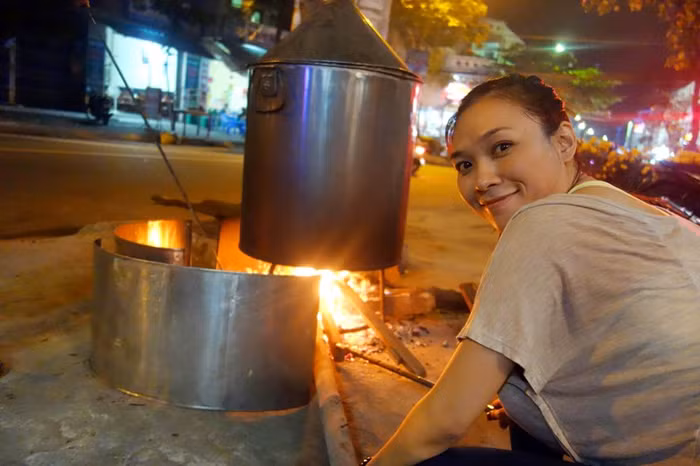 Dù rất mệt, nhưng Mỹ Tâm vẫn thể hiện nét tinh nghịch, yêu đời của mình bên nồi bánh tét.
