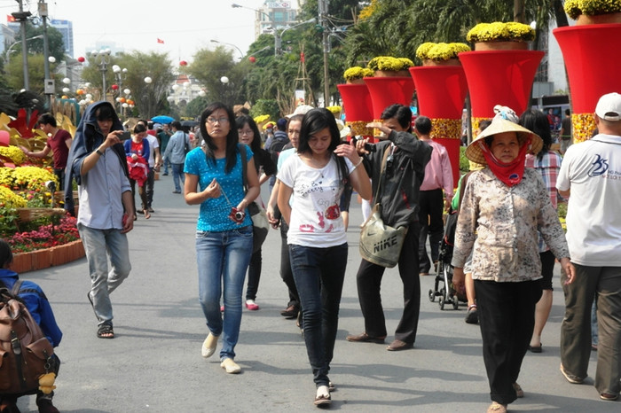Đường hoa Nguyễn Huệ khai mạc vào sáng hôm qua, 7.2. Hôm nay người dân thành phố đã tranh thủ thời gian đi dạo con đường hoa nổi tiếng này. Đường hoa Nguyễn Huệ khai mạc vào sáng hôm qua, 7.2. Hôm nay người dân thành phố đã tranh thủ thời gian đi dạo con đường hoa nổi tiếng này.