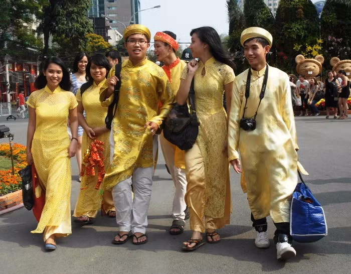 Nam thanh, nữ tú dạo vườn hoa xuân.