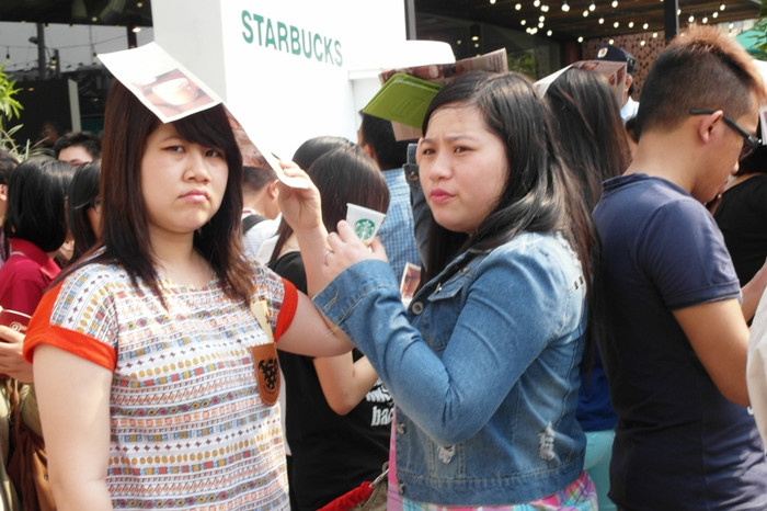 Hai cô gái này than thở: "Tụi em đi uống cà phê trả tiền mà giống đi xin quá". Hai cô gái này than thở: "Tụi em đi uống cà phê trả tiền mà giống đi xin quá".