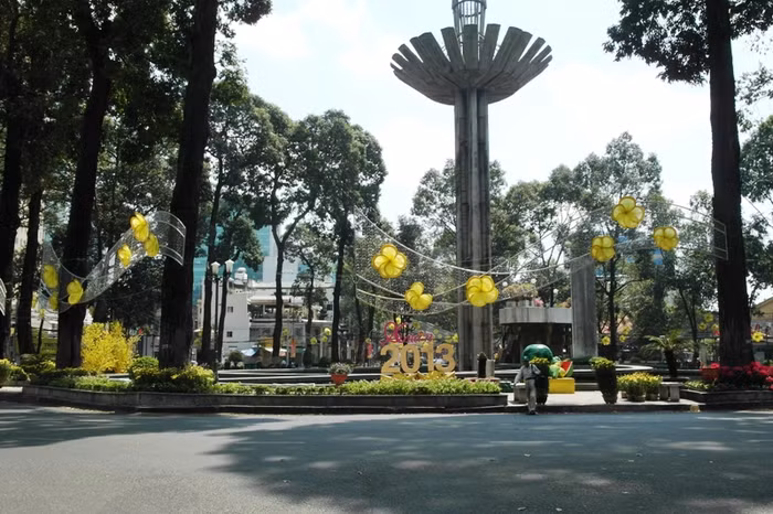 Không một bóng xe ngay khu vực hồ Con Rùa. Không một bóng xe ngay khu vực hồ Con Rùa.